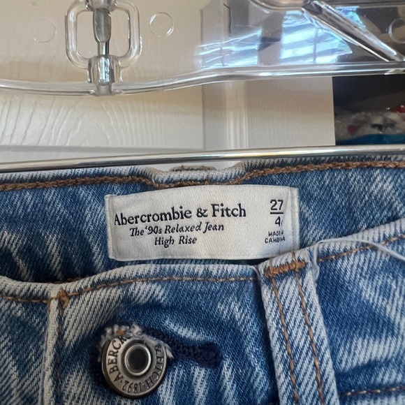 Abercrombie 90s Relaxed Jean High Rise Size 27 Short - Picture 2 of 4